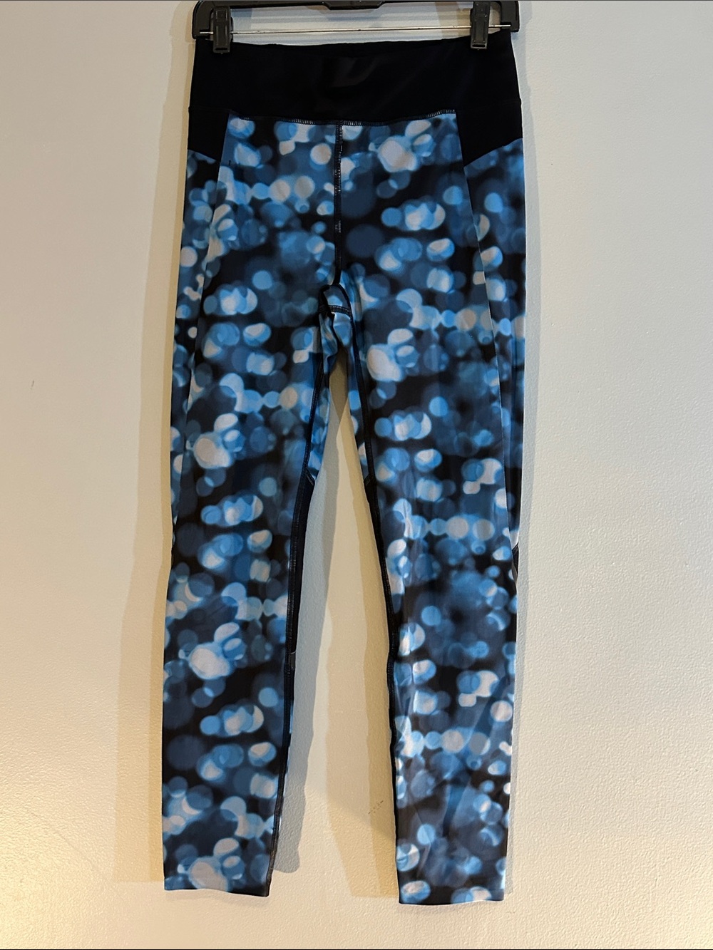 Sweaty Betty abstract black blue and white leggings size 8